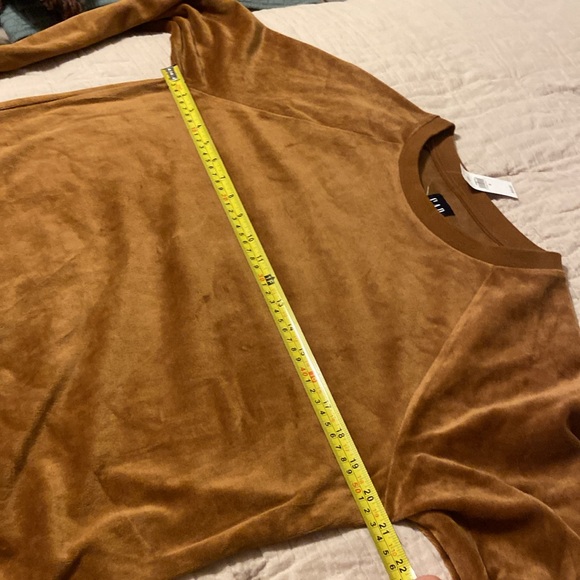 Womens velour sweatshirt. - Picture 7 of 7